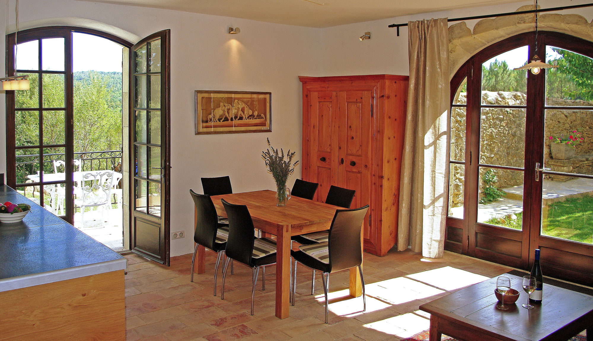 Küche mit Wohn-/Essbereich und Zugang zur Terasse sowie Innenhof
